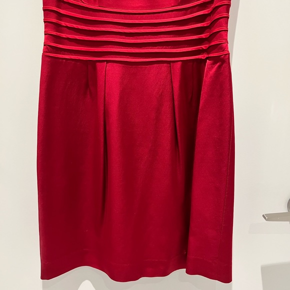 ♥️ Beautiful satin knee length dress with unique pleating pattern - Picture 3 of 10